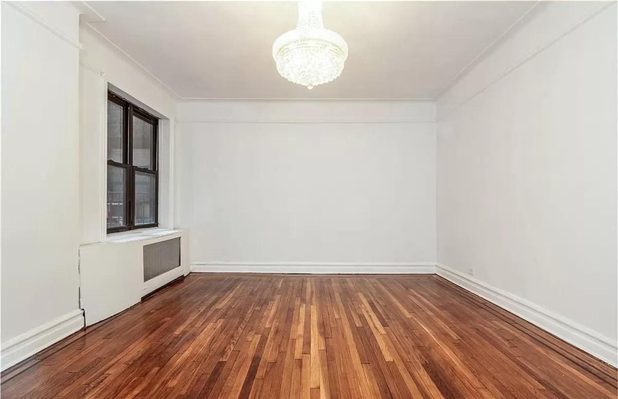 Foto principal - 44-14 Newtown Rd