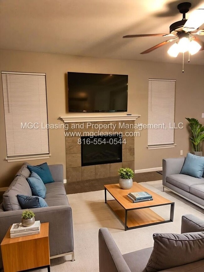 Building Photo - Enjoy Townhome Living w/ Unfinished Baseme...