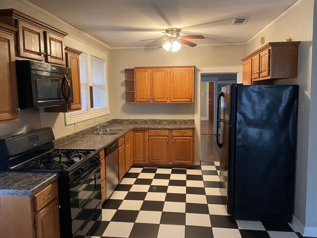 Foto del edificio - Charming 3-Bedroom Midtown Bungalow with Hardwood Floors & Spacious Backyard Deck