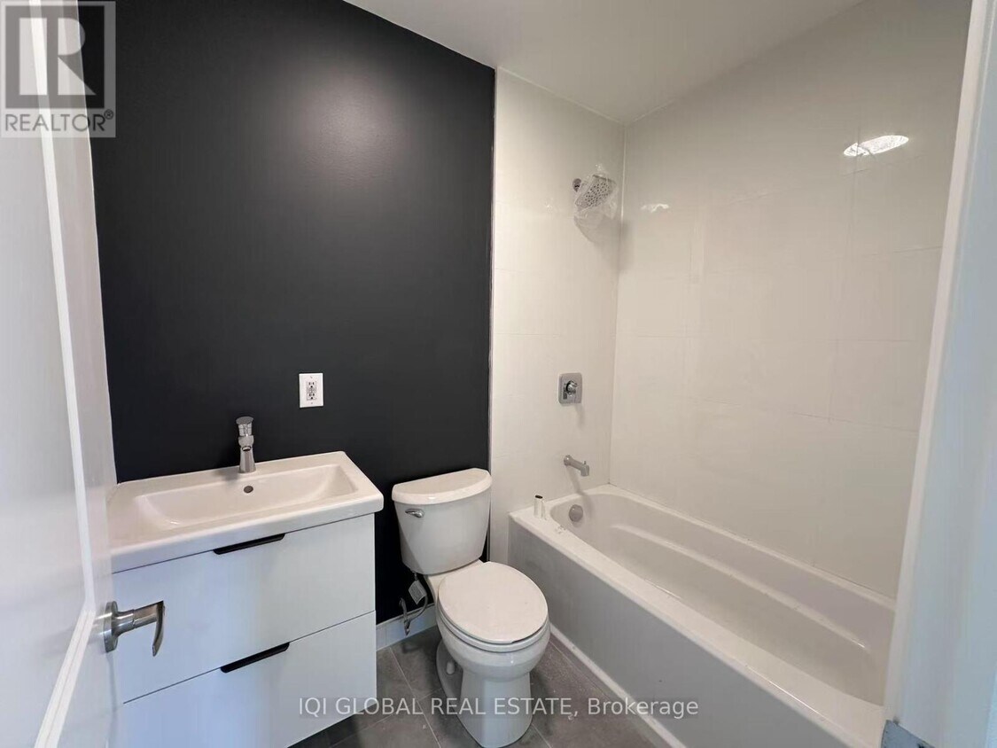 Building Photo - 475 Ossington Ave
