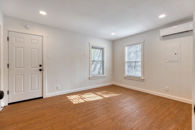 Building Photo - 9871 Menchaca Rd