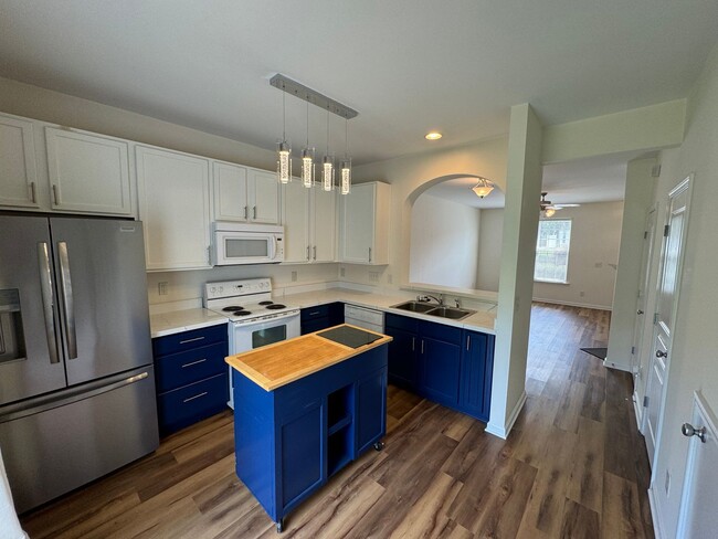 Building Photo - 2 Bedroom, 2 1/2 Bath Townhouse in Morrisv...