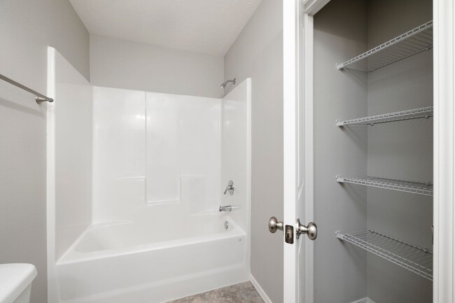 Building Photo - Newer 3 bedroom duplex in Republic!