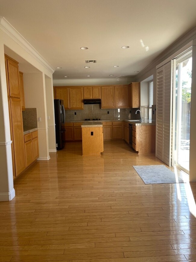 Building Photo - Rolling Hills Beauty! 4 Bedroom 3 Bath