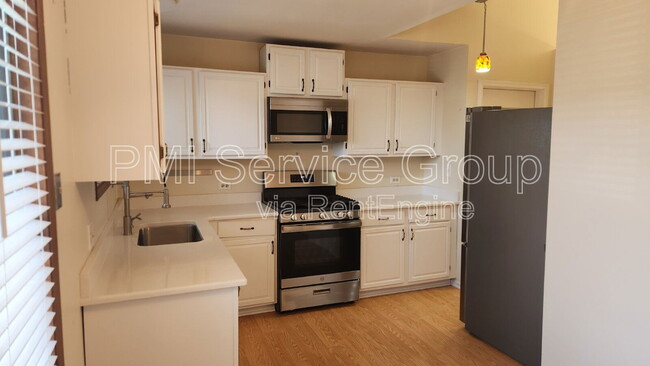 Foto del edificio - 985 West Ct