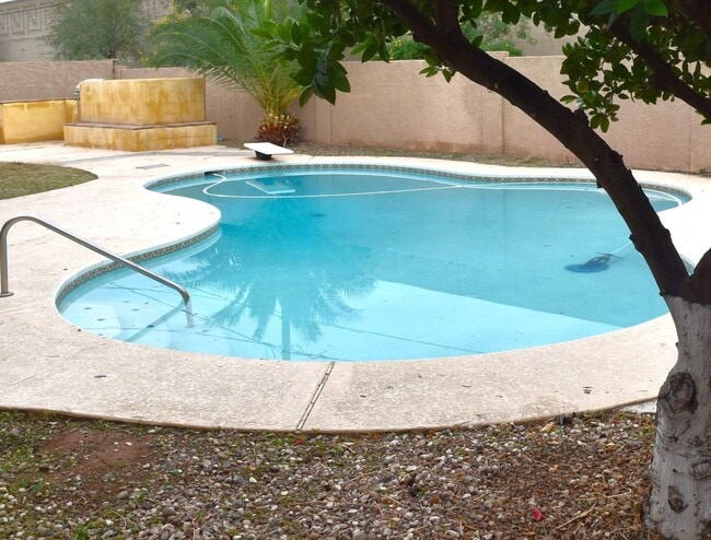 Building Photo - Awesome 5 Bed 2 Bath Home at ASU