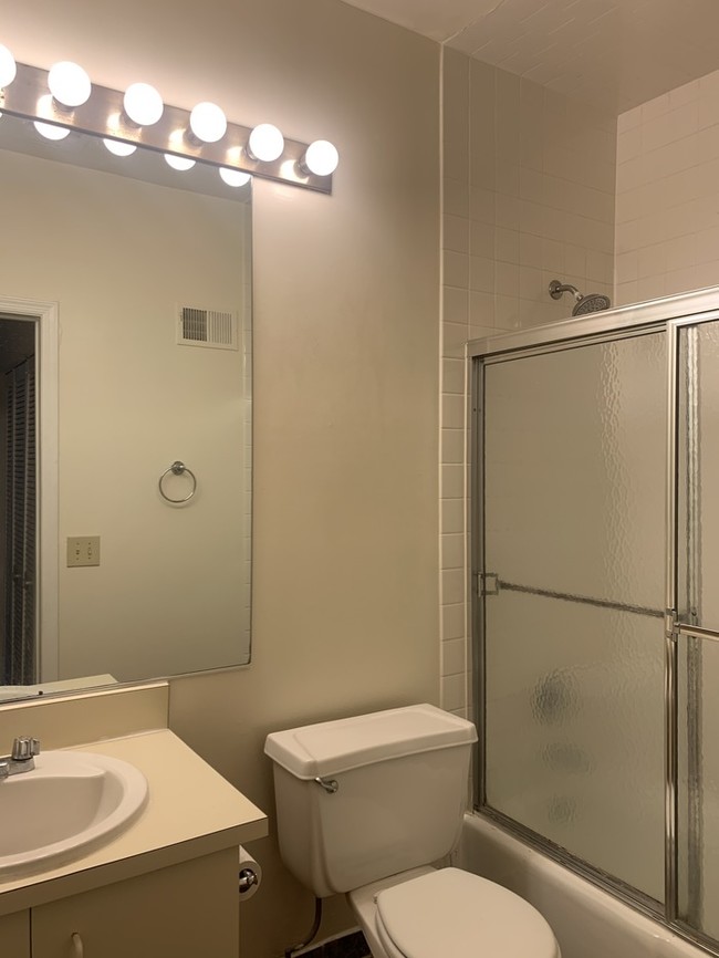 Building Photo - Spacious One Bedroom Apt. In Paulus Hook