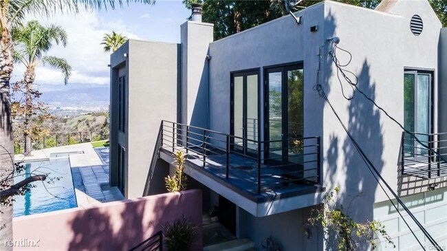 Foto del edificio - 13160 Mulholland Dr