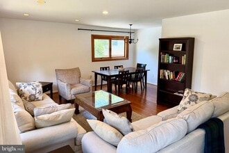 Building Photo - 604 Yeonas Dr SW