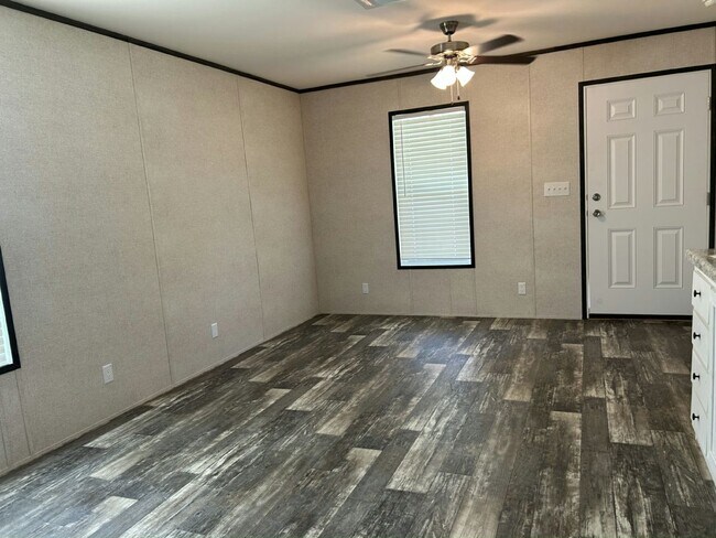 Building Photo - 38651 Tarr Dr