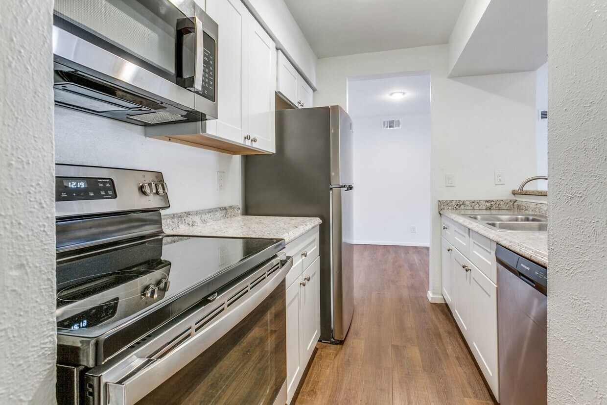 Lock and go GATED COMMUNITY near the night life in Addison. 2br/1ba Condo! - Lock and go GATED COMMUNITY near the night life in Addison. 2br/1ba Condo!