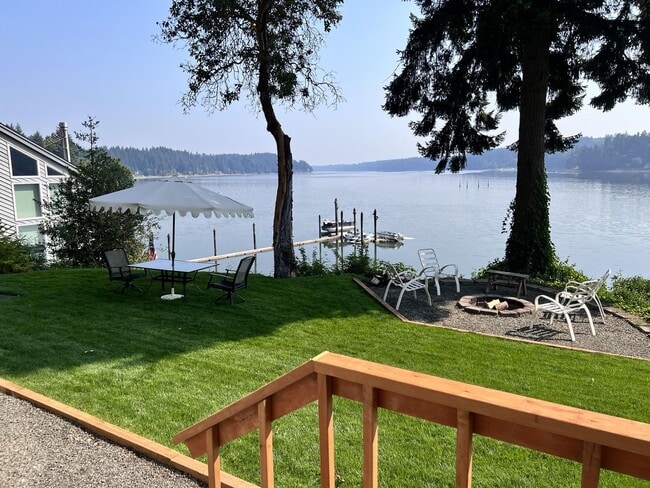 Building Photo - FULLY FURNISHED 2bed 1.5 bath HOME Waterfront