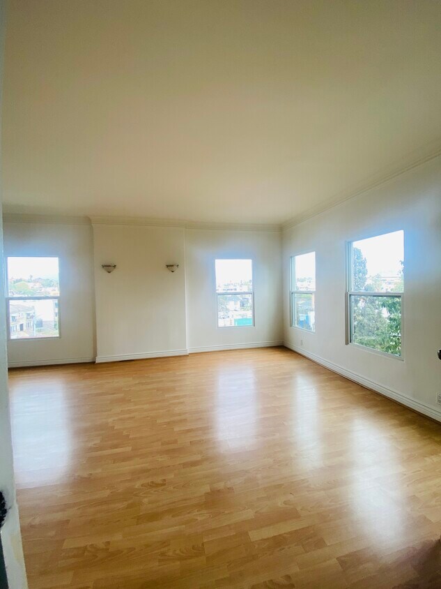 Primary Photo - 251 N Kenmore Ave