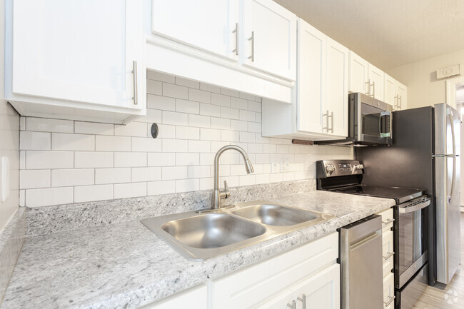 1BR, 1BA - 650SF - Kitchen - Claremont Hills