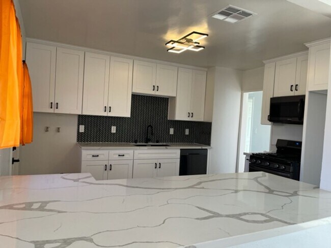 Building Photo - Recently Remodeled San Bernardino Home