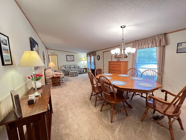 Foto del edificio - Fully Furnish with a relaxing LAKE access!