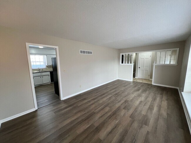 Foto del edificio - Spacious 3BR with Large Yard & 2-Car Garage