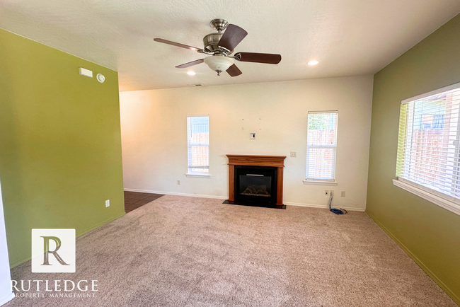 Foto del edificio - STUNNING 3 Bed/2.5 Bath House in Medford