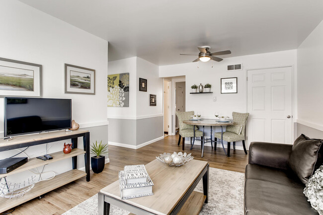 Palmer Park | Colorado Springs, Colorado Apartments | Sala de estar - Aspire Palmer Park