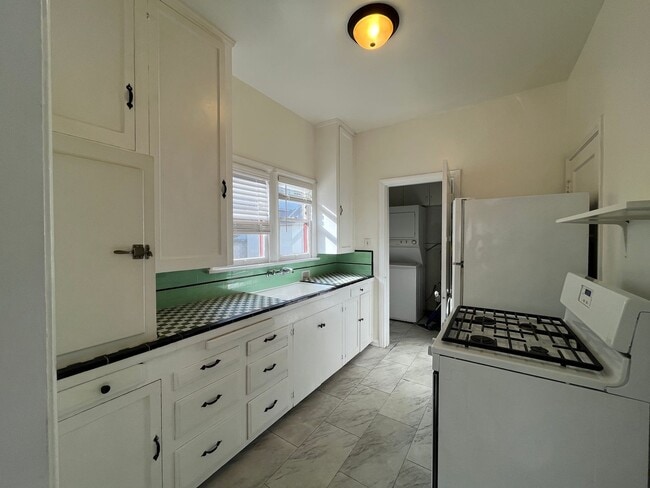 Foto del edificio - Lower level 1+1 w/in-unit laundry, assigned parking + water included!