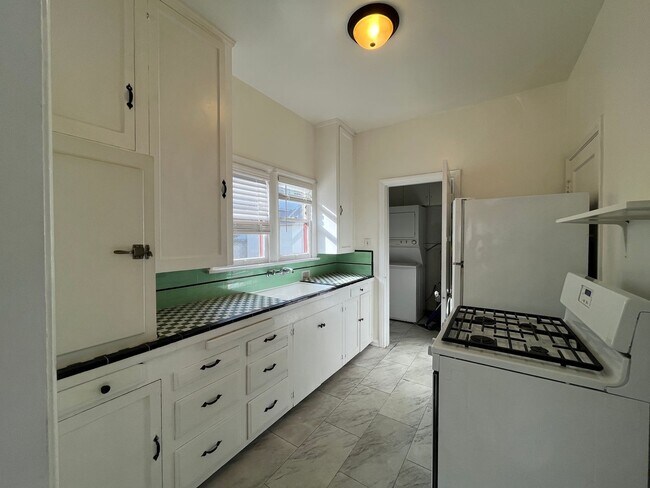 Foto del edificio - Lower level 1+1 w/in-unit laundry, garage + carport + water included!