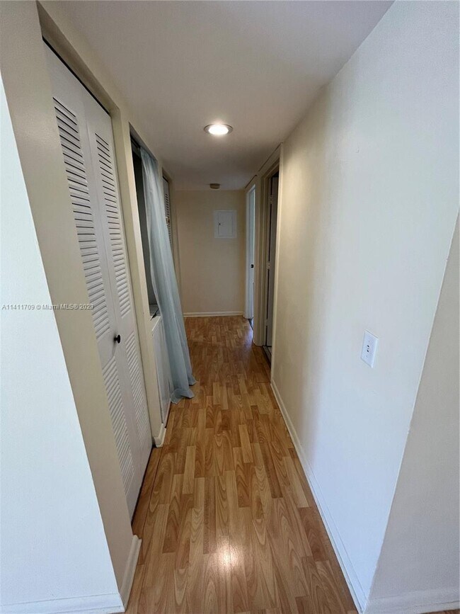 Building Photo - 147 Waterside Dr