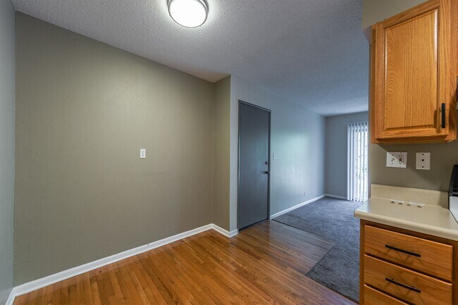 Building Photo - Modern 1BR Middle Floor Condo – Pool Access & Utilities