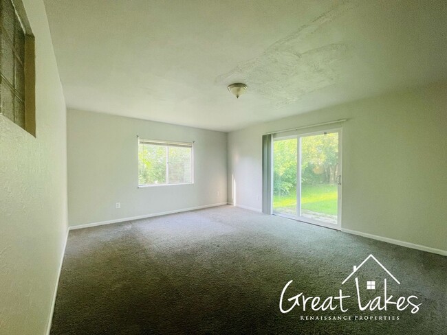Building Photo - Lovely 3 Bedroom 1 Bathroom now available ...