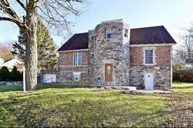 Building Photo - 2 Hollowbrook Plz