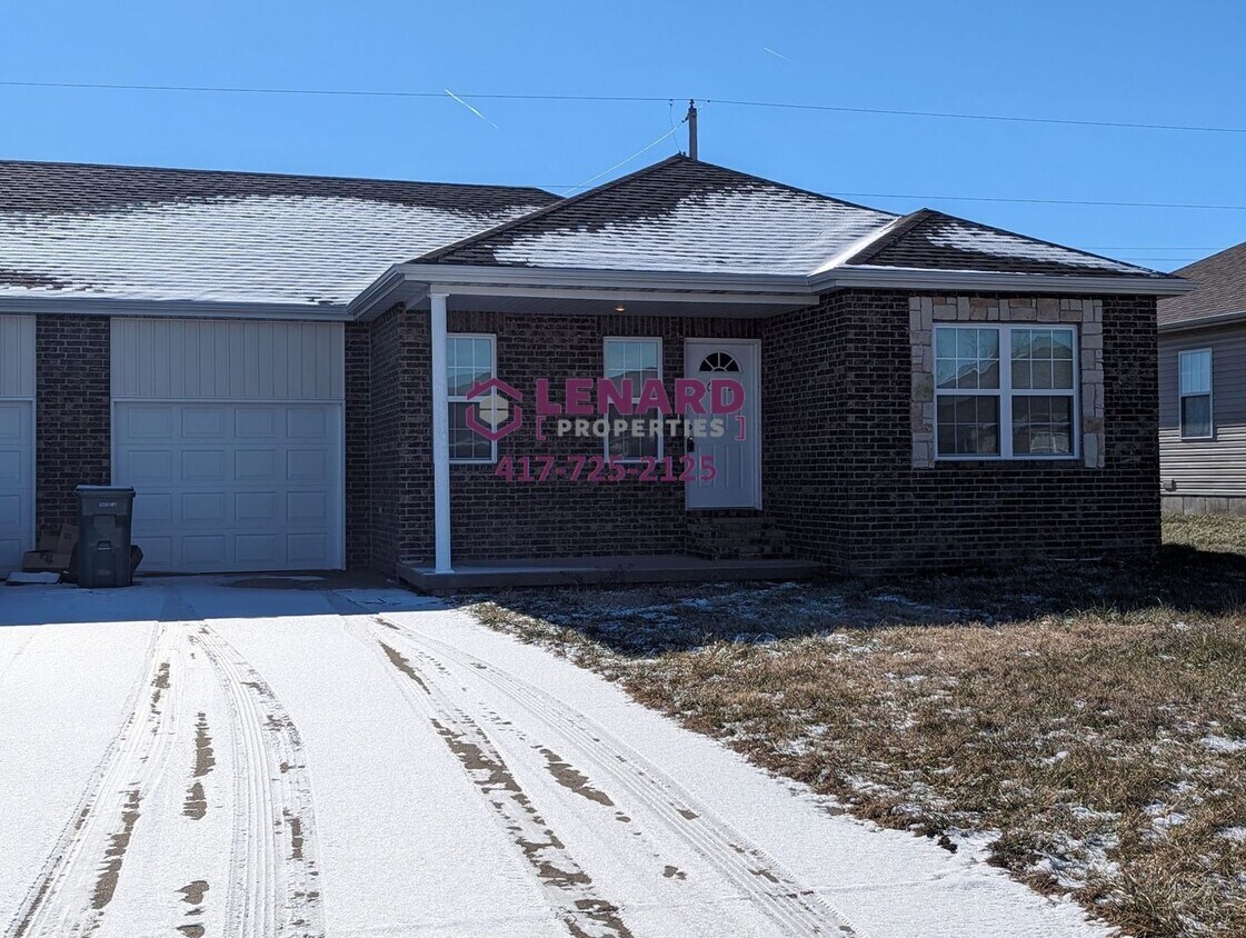 Foto principal - 3 Bedroom Duplex Ready for Move In!