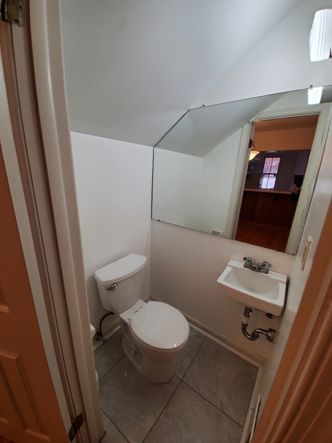 Building Photo - 159 King George St