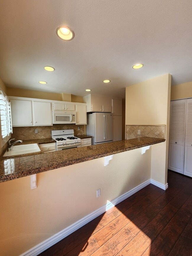 Building Photo - Bright & Beautiful Home Nestled Near Natur...