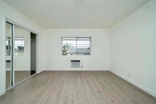 Foto del edificio - 520 E Magnolia Blvd