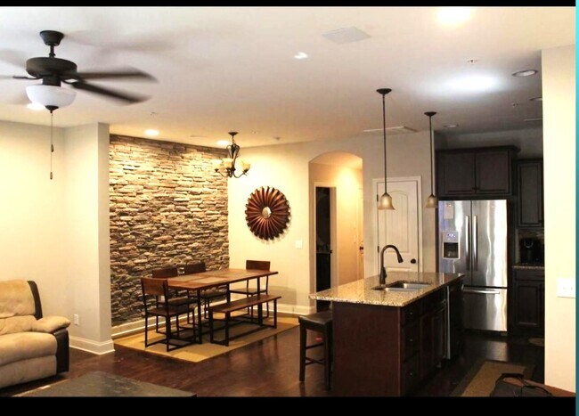 Foto del edificio - Beautiful 3BR/2.5BA townhome with all the ...