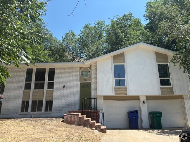 Building Photo - 816 N Jackson Ave