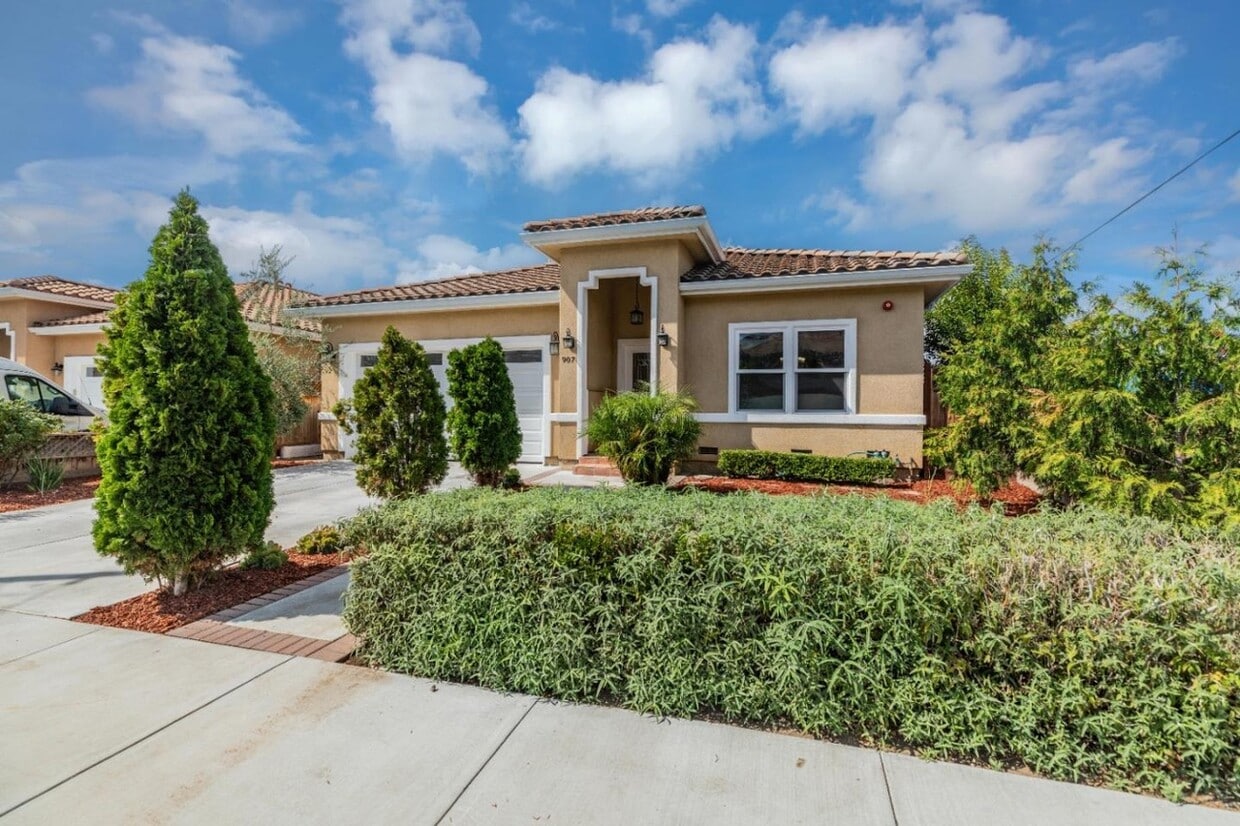 Primary Photo - 907 Toyon Ave