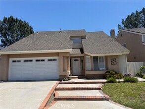 Building Photo - 10 Briarglen