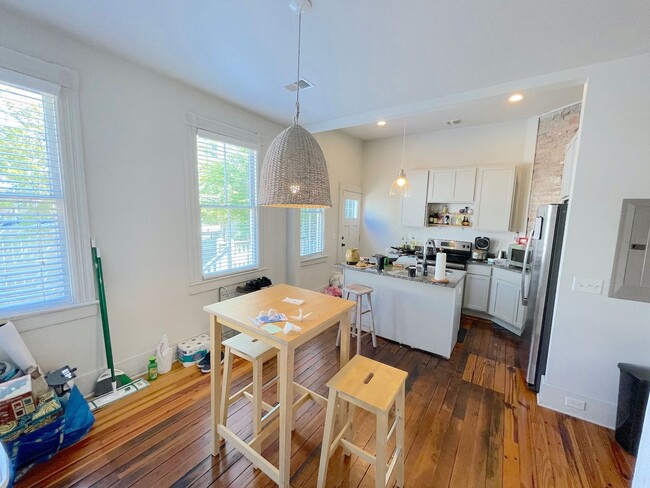 Building Photo - 2 BED | 2 BATH | PRIVATE PARKING | DIXON PARK