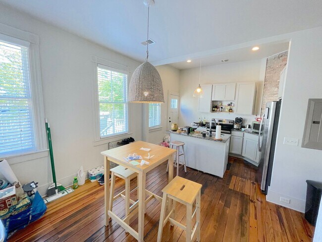 Foto del edificio - 2 BED | 2 BATH | PRIVATE PARKING | DIXON PARK