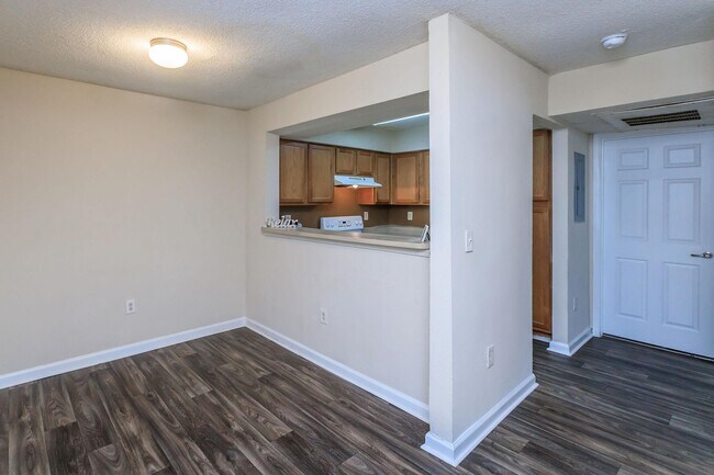 Foto del edificio - Village at the Creek Apartments