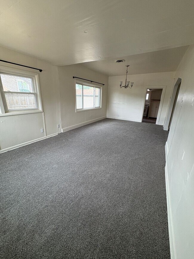 Foto del edificio - Two Bedroom Single Family Home With Detach...