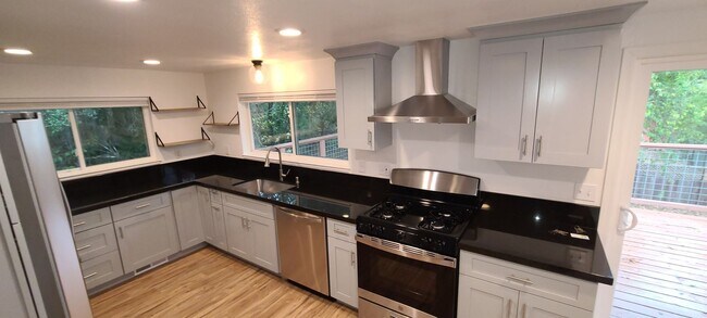 Foto del edificio - Beautiful Remodeled Home, 3 years ago, loc...