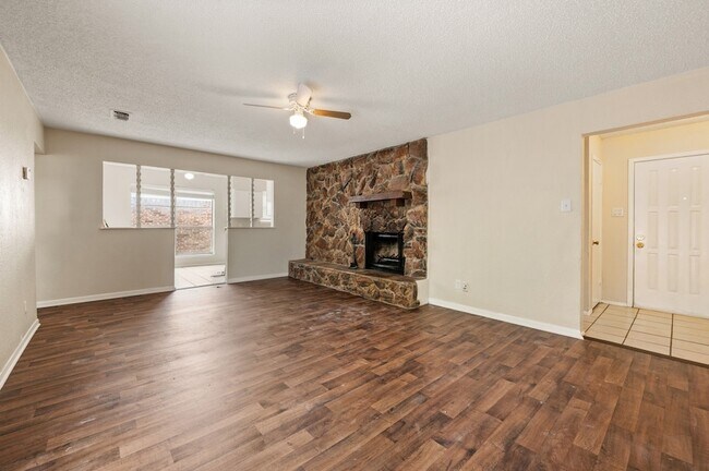 Foto del edificio - 6301 Sunnybrook Dr