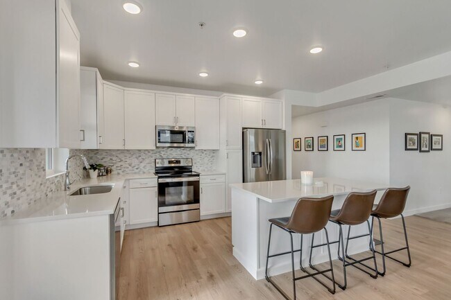 Foto del edificio - Spacious 3 Bed 2 Bath Condo in Sandy!