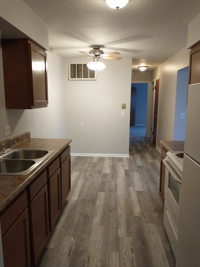 Cocina con comedor - 105 Blair Dr