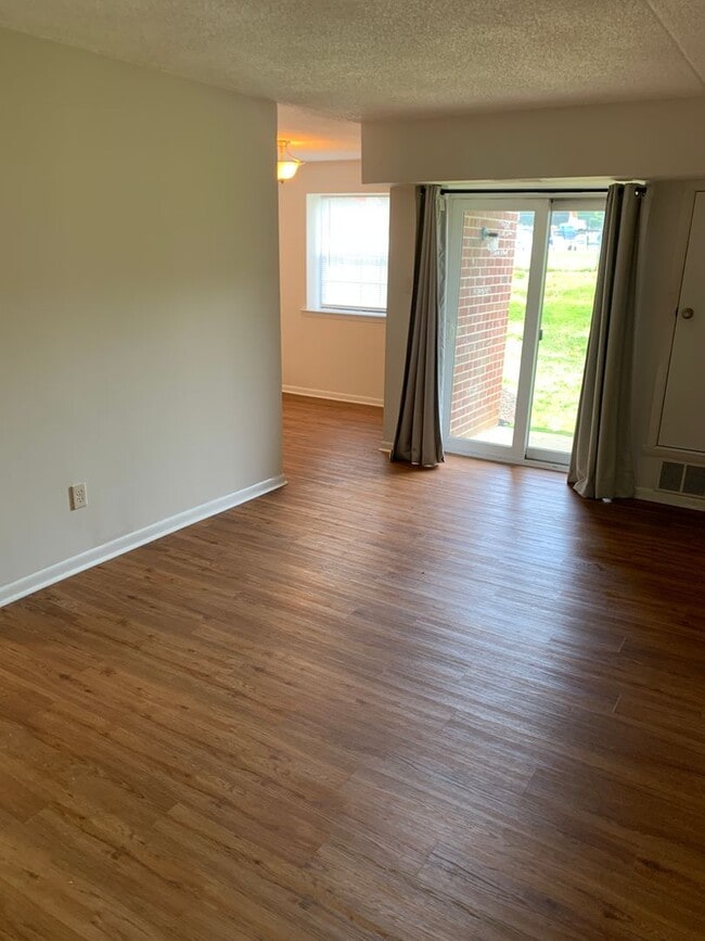 Building Photo - 2 Bedroom 1 Bathroom first floor Goshen Valley flat!