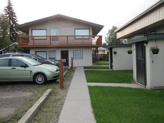 Building Photo - Charming 1 bedroom apt in quiet complex! T...