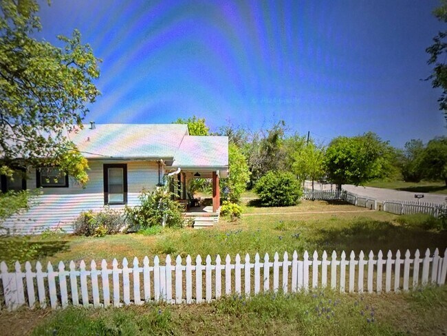 Building Photo - Charming 2 bed 2 bath 1 car garage AND 2 CAR CARPORT!!  Modern Farmhouse with Glassed in Sunroom!