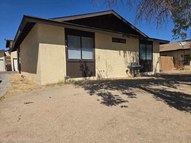 Building Photo - 413 S Sunset St