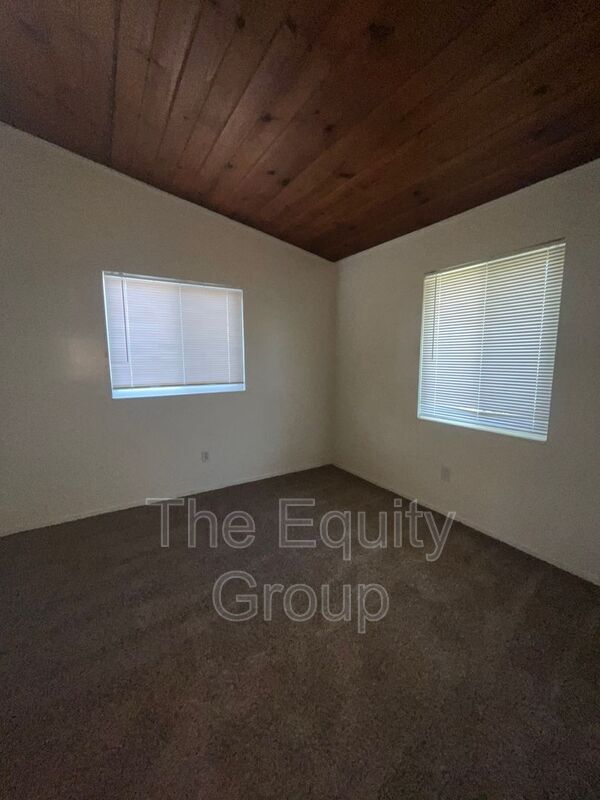 Building Photo - 922 W Goshen Ave